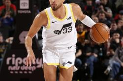 开云体育-爵士客场力克开拓者，球队整体发挥出色的简单介绍