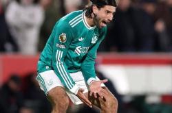 开云体育中国官网-利物浦球员赛后受伤离场，对球队影响较大的简单介绍