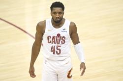 开云体育官网-掘金逆转美国男篮，萨姆·米切尔高光表现