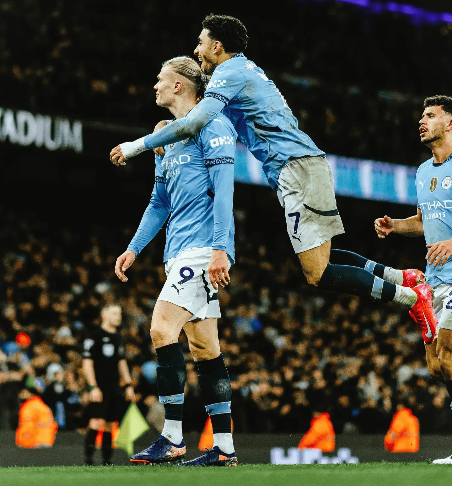 曼城队成功地赢得了一场胜利 曼城队成功地赢得了一场胜利