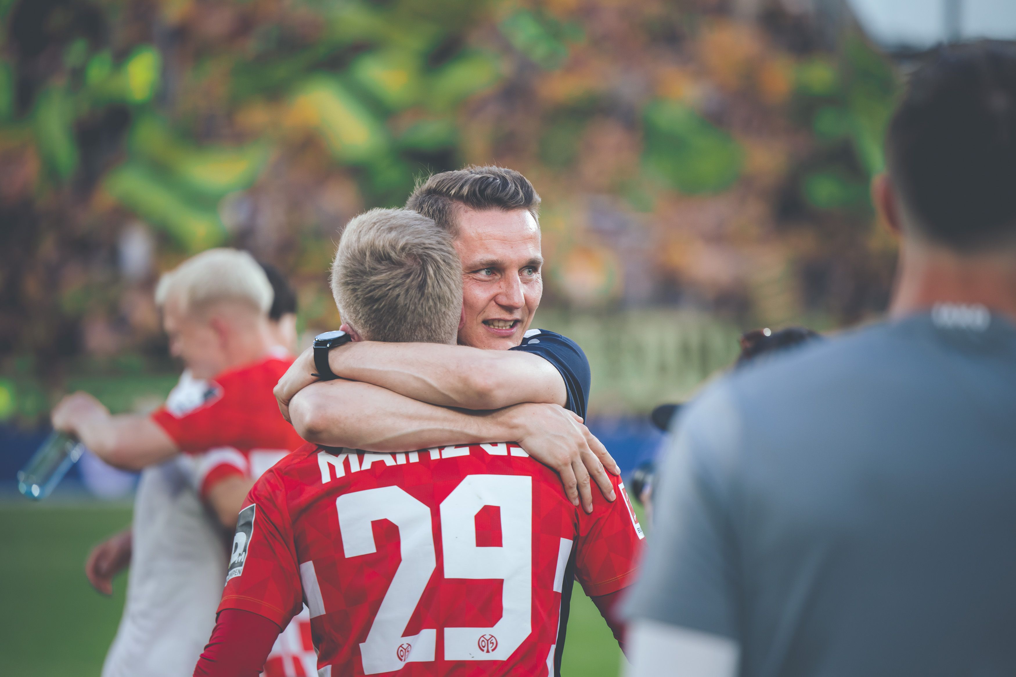 包含美因茨客场不敌对手，遗憾告负的词条