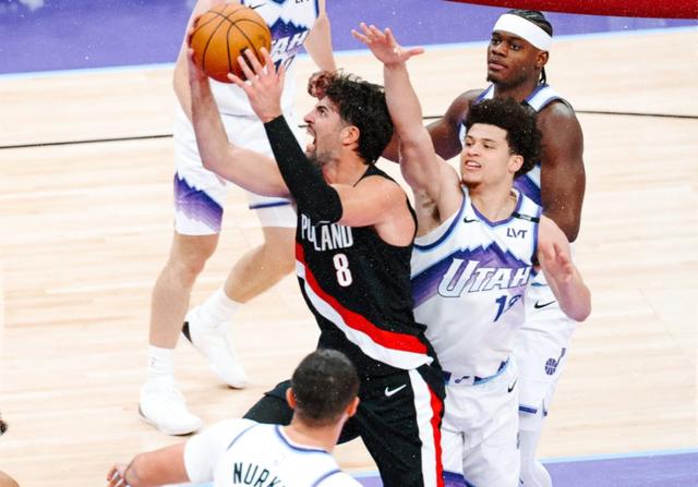 爵士客场力克开拓者，球队整体发挥出色的简单介绍