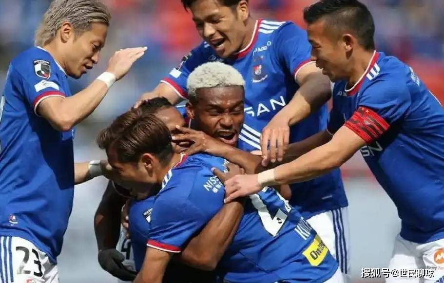 广岛三箭击败对手，晋级淘汰赛