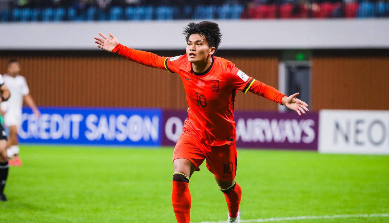 国足再度崭露头角,登上巅峰 国足再度崭露头角,登上巅峰