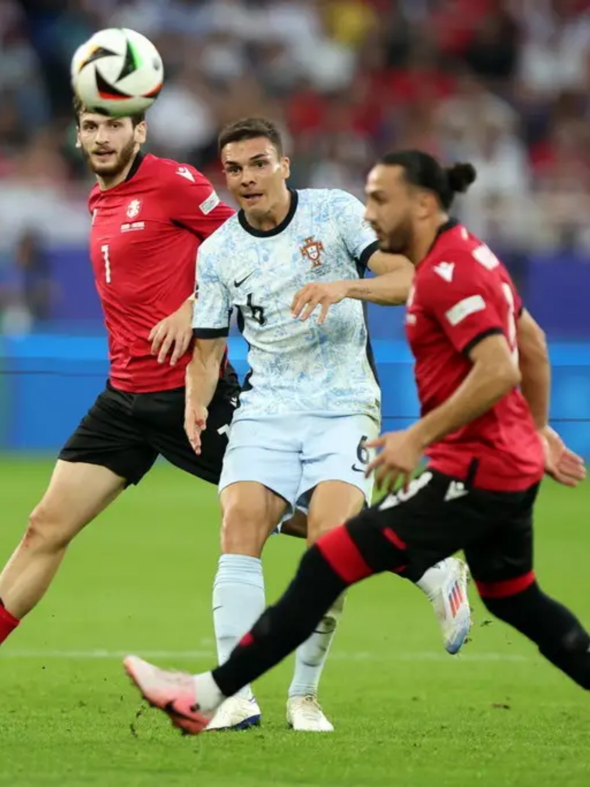 包含欧洲杯预选赛战况激烈，球队实力PK的词条