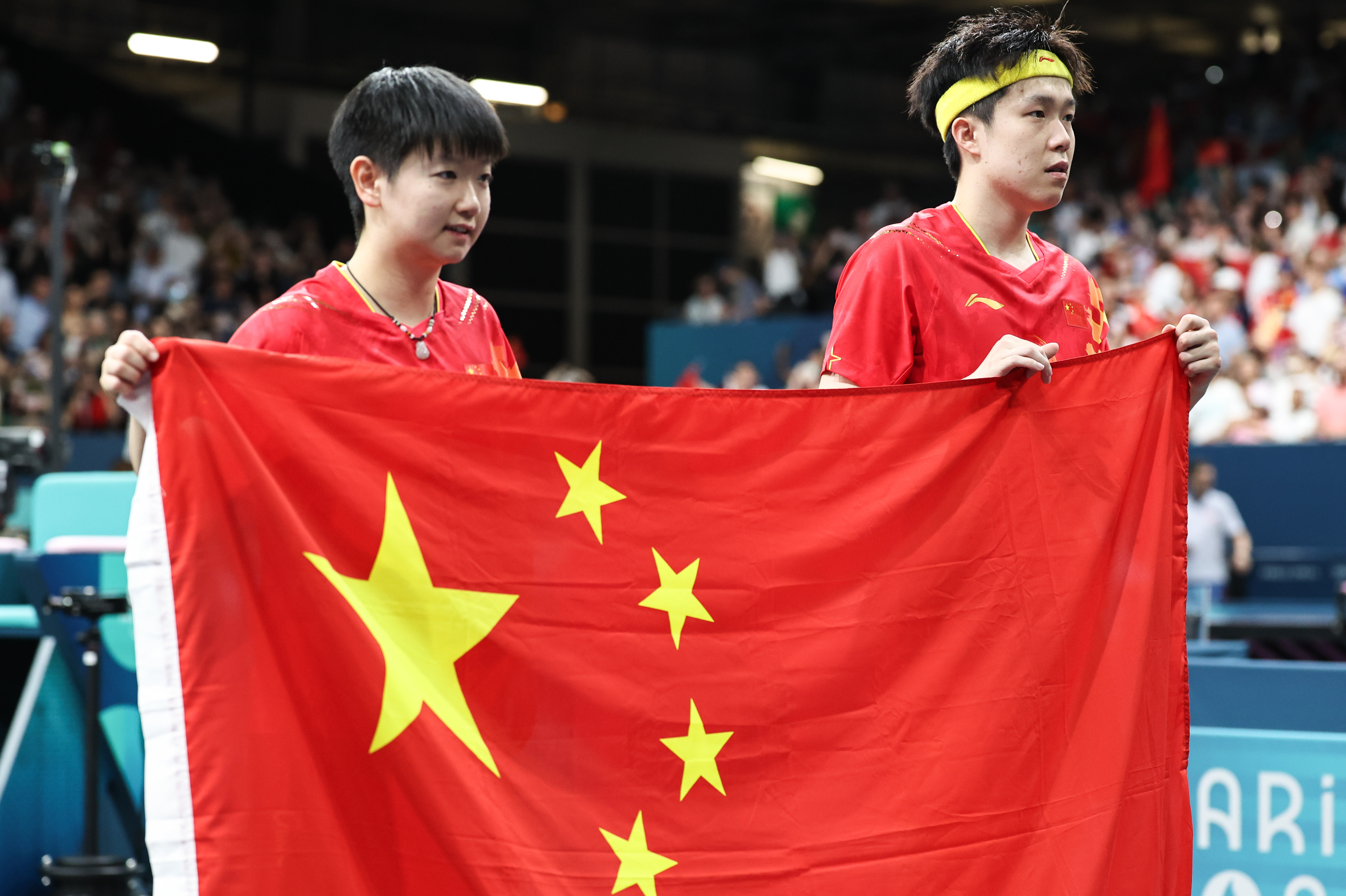 中国运动代表团在奥运比赛中斩获佳绩，赢得掌声