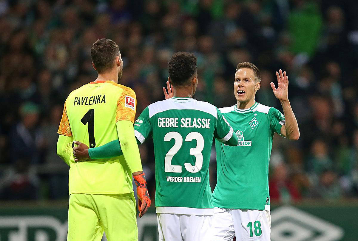 包含不莱梅迎战云达不莱梅，较量胜负的词条