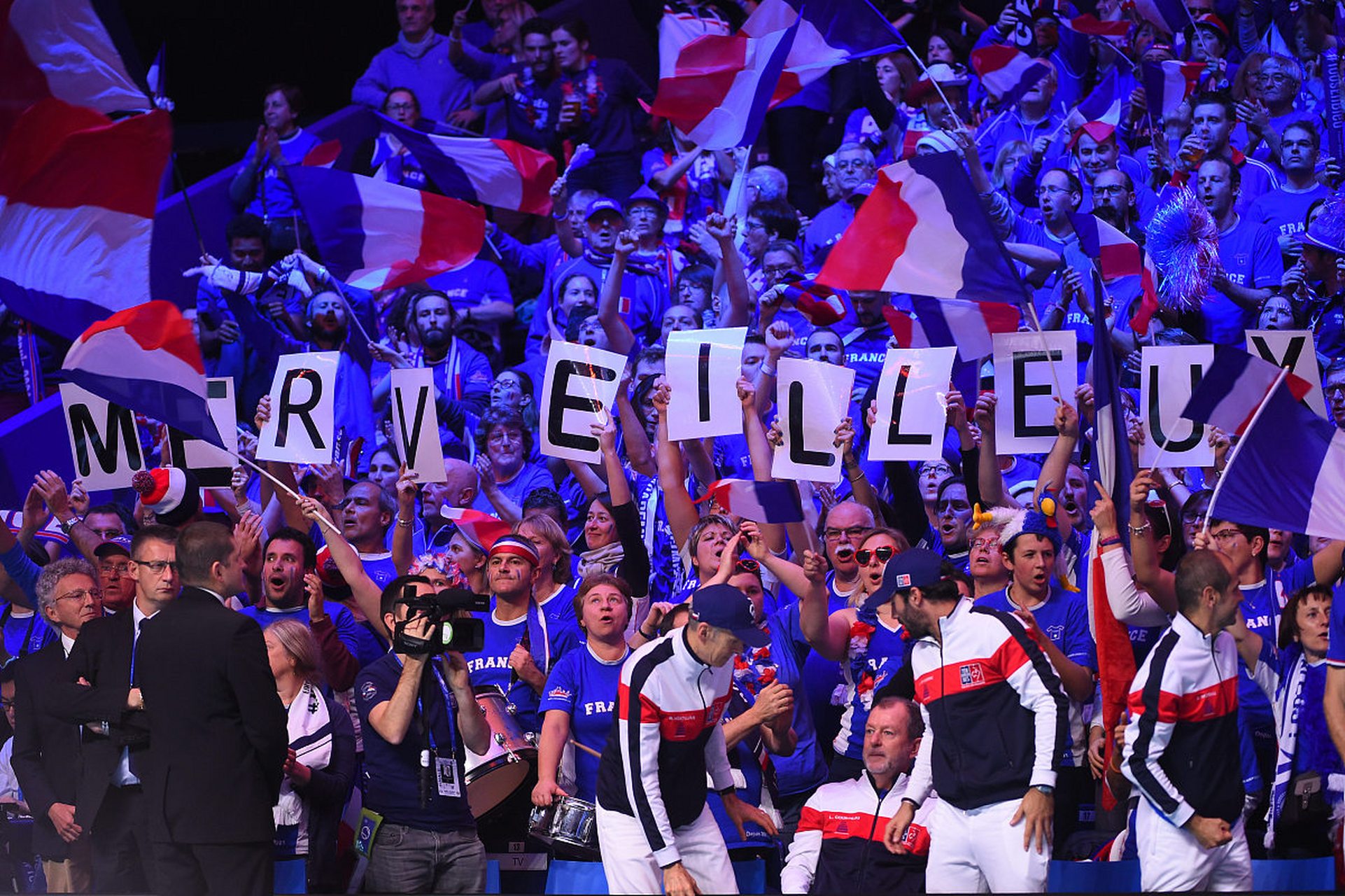 球队携手奋战，足球比赛场面扣人心弦的简单介绍