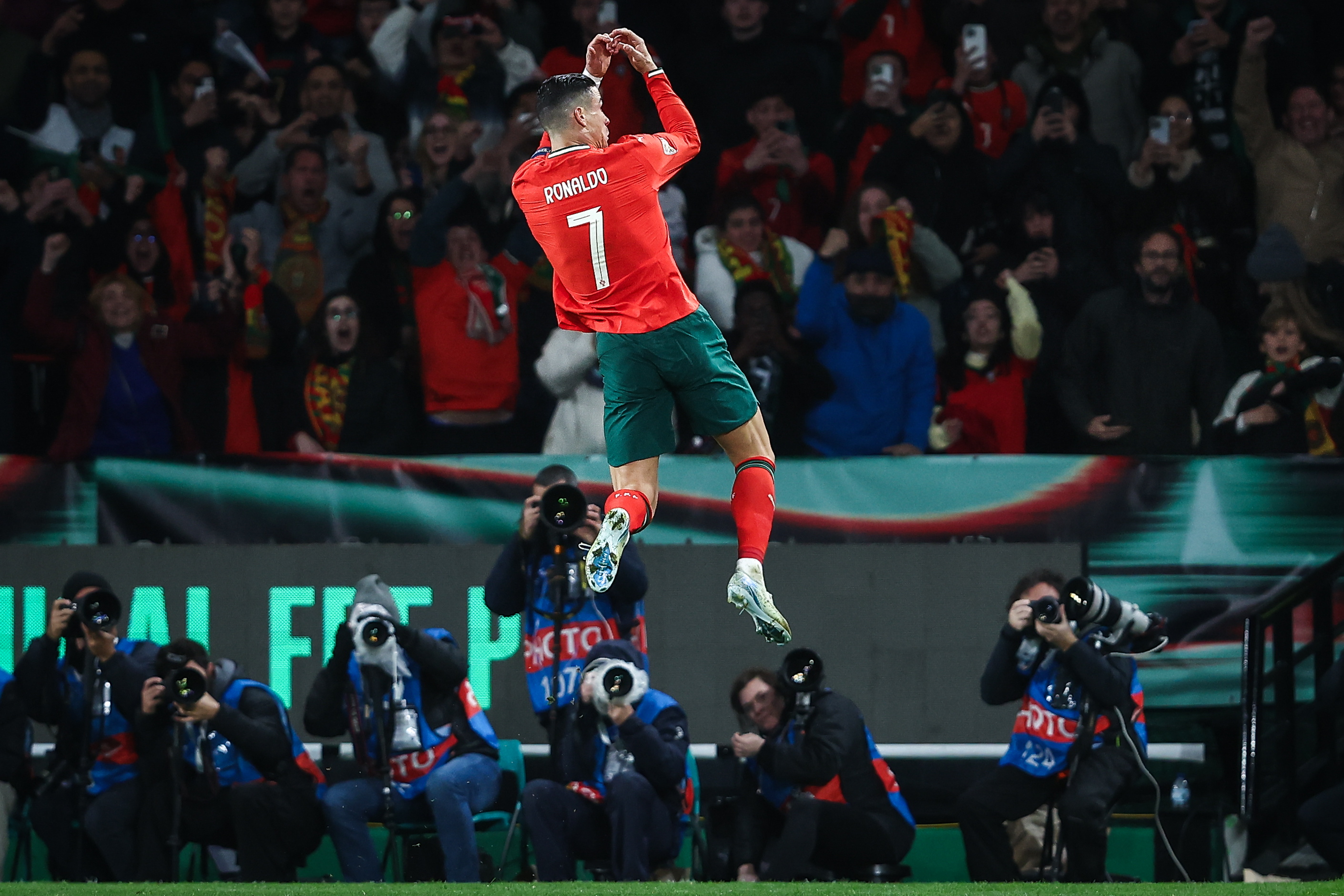 包含葡萄牙队在欧预赛上演逆转胜的词条