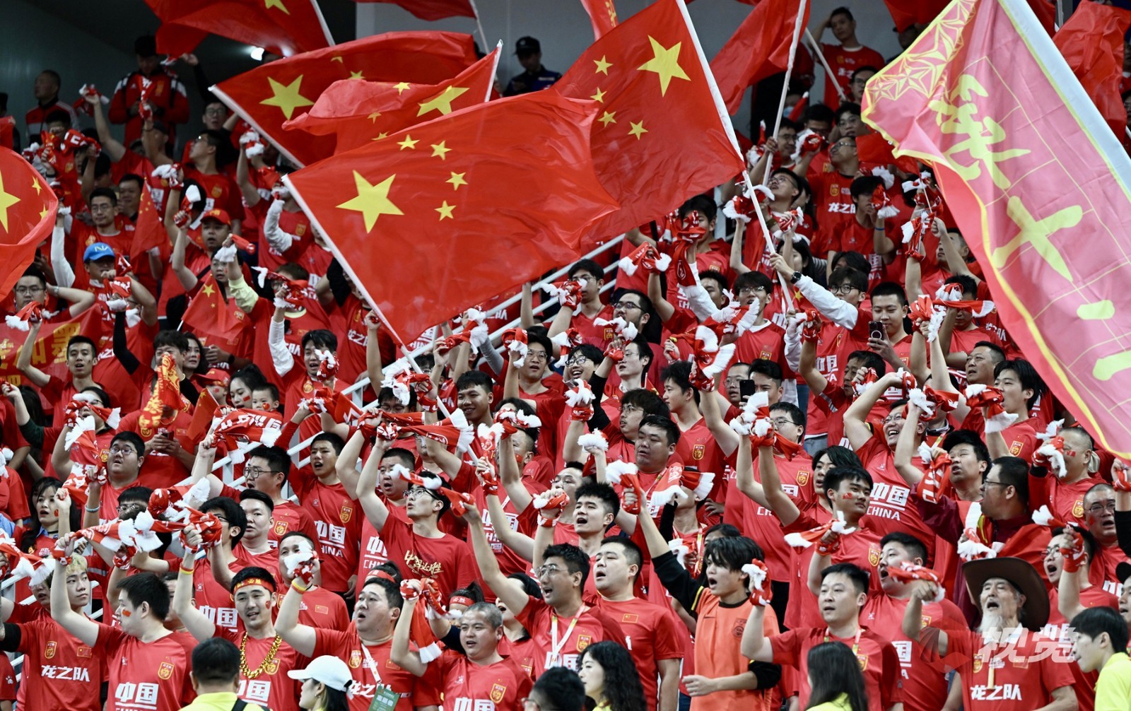 比赛中场欢呼动听，队员们斗志昂扬