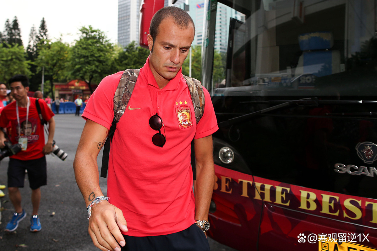 国际米兰血洗瑞典，莱万爆发神勇